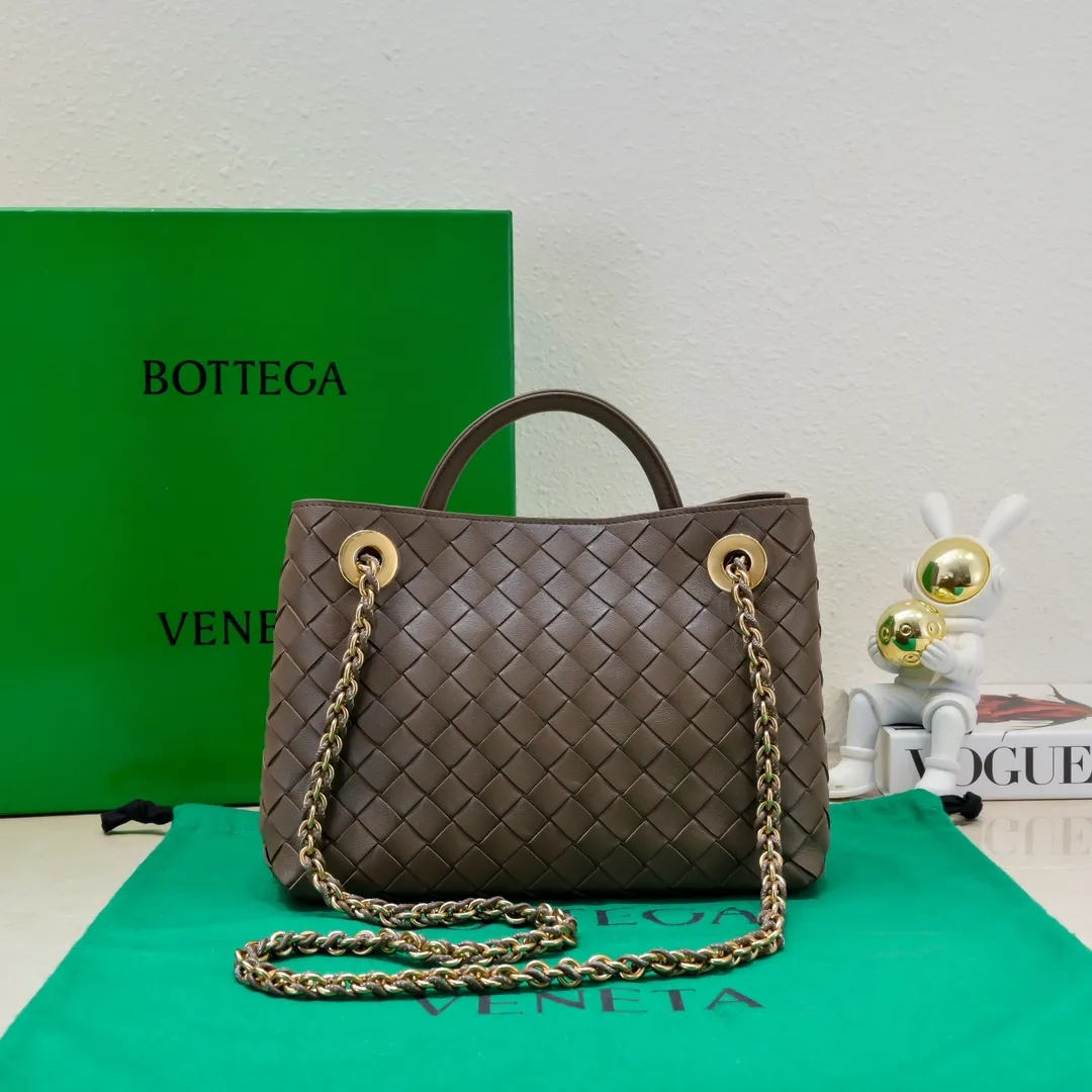 Batch 1960 BOTTEGA VENETA 2024 spring and summer new small ANDIAMO chain bag is also available! 🔥🔥I believe many friends have been waiting for a long time. The metallic chain adds a touch of sophistication to the original softness and elegance of Andiamo. The collision of classic craftsmanship and elegance creates a different kind of beauty. Style number: 6008 Size: 25*22*10.5cm